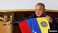 ARCHIVO - Diosdado Cabello, presidente de la Asamblea Nacional Constituyente de Venezuela, sostiene una bandera venezolana durante una sesión en Caracas, Venezuela, el 12 de agosto de 2019. REUTERS/Manaure Quintero