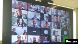 Captura de pantalla de una sesión de conferencia virtual en Berkeley, California.