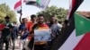 Para demonstran menyerukan slogan-slogan dalam unjuk rasa menentang kudeta militer, di Khartoum, Sudan, Sabtu, 25 Desember 2021. 