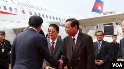 មន្ត្រីជាន់ខ្ពស់​រាជរដ្ឋាភិបាល​កម្ពុជា​ លោក ទៀ បាញ់ និង លោក សុខ អាន ទទួលស្វាគមន៍​លោក​នាយករដ្ឋមន្ត្រី ហ៊ុន សែន​ នៅ​អាកាសយានដ្ឋាន​​អន្តរជាតិ​ភ្នំពេញ កាល​ពីថ្ងៃ​ទី២៨ ខែតុលា ឆ្នាំ២០១៥​ (ហ៊ាន សុជាតា/ VOA)។