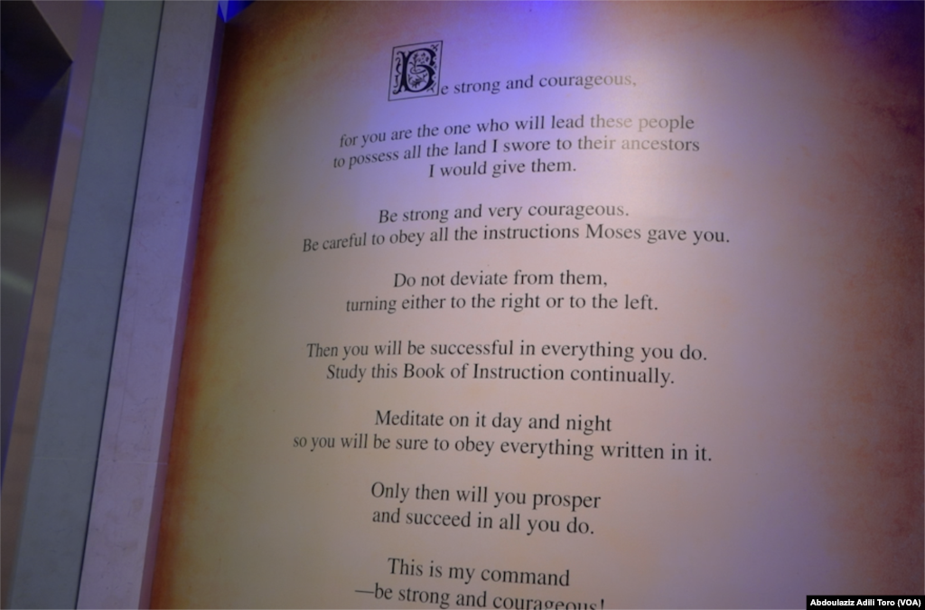 Hotunan Bikin bude ginin adana kayan tarihin Littafi Mai Tsarki" THE BIBLE MUSEUM", Wannan hoton wani tsohon littafi mai tsarki Bible, 18 Nuwamba, 2017