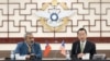 2025年6月17日，台湾国防部长顾立雄(右)与来访的美国“国会台湾连线”(Congressional Taiwan Caucus)的共同主席、加州民主党众议员阿米·贝拉(Ami Bera)在台北举行的一个记者会上。(照片来自台湾国防部）