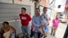 Político opositor ayuda alimentar a niños pobres 