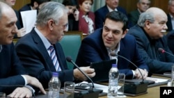 Perdana Menteri Yunani, Alexis Tsipras (kedua dari kanan) saat memimpin rapat kabinetnya yang pertama di Athena (28/1).