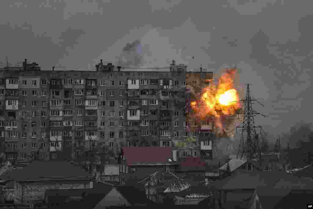 Vista de una explosión en un edificio en el número 110 de la calle Mytropolytska luego de que un tanque del ejército ruso disparó contra él, en Mariúpol, Ucrania, el 11 de marzo de 2022. En la séptima planta del inmueble, dos mujeres mayores, Lydya y Nataliya, que no llegaron a tiempo a un refugio, murieron a causa de la explosión. Los cadáveres calcinados fueron enterrados por los vecinos delante del edificio.&nbsp;