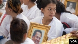 Bou Rachana, the late Kem Ley's wife, sobs while holding a portrait of her late husband at a funeral procession, Phnom Penh, Cambodia, Sunday, July 24, 2016. (Leng Len/VOA Khmer)