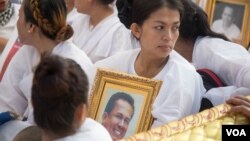 Bou Rachana holds a portrait of her late husband Kem Ley at his funeral, Phnom Penh, Cambodia, Sunday, July 24, 2016. ​(Leng Len/VOA Khmer)