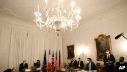 El secretario de Estado de EE. UU., Antony Blinken, en el centro, y la ministra de Exteriores alemana, Annalena Baerbock, segunda por la izquierda, participan en la Conferencia de Seguridad de Múnich, el 18 de febrero de 2022.