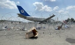Un avión comercial es visto en el Aeropuerto Internacional Hamid Karzai, en Kabul, un día después de la retirada de las tropas estadounidenses, el 31 de agosto de 2021.