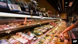 Seorang pelanggan berbelanja di supermarket sushi dan sashimi, beberapa di antaranya berlabel dari Jepang, di Hong Kong, pada Kamis, 24 Agustus 2023. (Foto: AP)