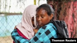 Los migrantes venezolanos, que fueron deportados recientemente, reaccionan al llegar a Playa Los Iros al regreso a la isla, en Erin, Trinidad y Tobago. 
