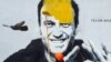 Radnik farba grafite zatvorenom kritičaru Kremlja Alekseja Navaljnog u Sankt Peterburgu 28. aprila 2021.