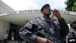 Des policiers montent la garde devant la Cour suprême à Kinshasa, le 18 novembre 2006.