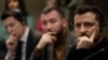 El presidente ucraniano, Volodymyr Zelenskyy, escucha durante una reunión con miembros de los medios de comunicación en las afueras de Londres, Gran Bretaña, el 2 de marzo de 2025.