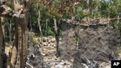 Casa destruída na aldeia de Mbalambi, em Benguela, devido a exercícios militares