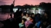La migrante venezolana Lisbeth Contreras y sus hijos cruzan el río Suchiate, que marca la frontera entre Guatemala y México, desde Tecún Umán, el 26 de octubre de 2024.