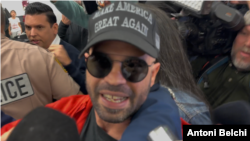 El exlíder del grupo Proud Boys, Enrique Tarrio, habla con los periodistas tras llegar al aeropuerto de Miami, Florida, el 22 de enero de 2025. (Foto: Antoni Belchi / VOA)