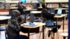 En esta foto de archivo tomada el 16 de noviembre de 2020, los estudiantes se sientan con sus computadoras portátiles en la escuela católica St. Joseph en La Puente, California, EE.UU.
