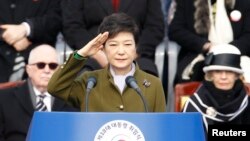 南韓新總統朴槿惠在星期一宣誓就職