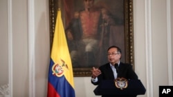 El presidente de Colombia, Gustavo Petro, habla en el día 100 de su administración en la oficina presidencial del Palacio de Nariño en Bogotá,el 15 de noviembre de 2022.