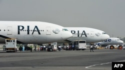 Pesawat Pakistan International Airline (PIA) di landasan di Bandara Internasional Benazir Bhutto, Islamabad, 10 Oktober 2012. (Foto: dok). Pakistan telah membuka kembali wilayah udaranya untuk semua penerbangan sipil.