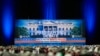 Carteles en el centro de presentación de informes de prensa antes del debate presidencial entre el candidato presidencial republicano Donald Trump y la candidata presidencial demócrata Kamala Harris, el lunes 9 de septiembre de 2024, en Filadelfia. 
