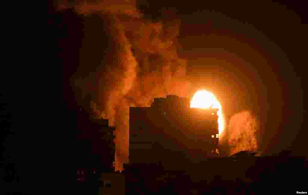 El humo y las llamas se elevan sobre un edificio durante los ataques aéreos israelíes, en medio de un estallido de violencia israelí-palestina, en la ciudad de Gaza el 17 de mayo de 2021.