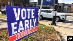 Un cartel en Atlanta, Georgia, anuncia el comienzo de la votación anticipada para dos puestos para el Senado federal.