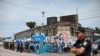 ARCHIVO - Manifestantes bloquean una calle durante una protesta contra las reformas económicas del presidente Javier Milei en Buenos Aires, Argentina, el 28 de diciembre de 2023.