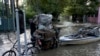 ARCHIVO - Un hombre rema en una embarcación por una calle inundada debido al aumento del nivel del agua del Río de la Plata, en Tigre, en las afueras de Buenos Aires, Argentina, el 21 de marzo de 2024.