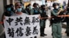 Seorang pengunjuk rasa anti undang-undang keamanan China membentangkan spanduk bertuliskan "Partai Komunis China Tidak Tahu Malu, melanggar janji-janji," dalam unjuk rasa di Hong Kong, China, 1 Juli 2020. (Foto: Reuters)