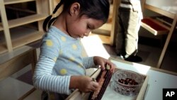Hoy en día el pueblo de Wampanoag cuenta con dos lingüistas acreditados y una escuela de inmersion wopanaak desde prescolar hasta quinto grado.