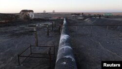 Tank-tank dan pipa yang rusak di pelabuhan minyak Ras Lanuf, Libya (11/1). (Reuters/Esam Omran)