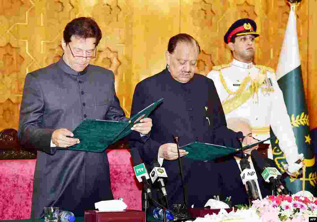 عمران خان نے انتخابات کے بعد ایک اتحادی حکومت بنائی اور 18 اگست 2018 کو وزارتِ عظمی کے عہدے کا حلف اٹھایا۔ اقتدار سنبھالے کے بعد انہوں نے 100 دن کے اندر پاکستان کے نظامِ حکومت، کرپشن کے خاتمے، روز گار کی فراہمی سمیت کئی اہم شعبوں میں اصلاحات کا پروگرام پیش کیا تھا۔