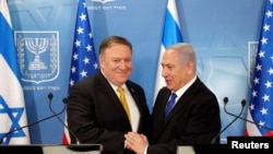 Le Premier ministre israélien Benjamin Netanyahu et le secrétaire d'État américain Mike Pompeo à Tel Aviv, Israël, le 29 avril 2018. Thomas Coex / Pool via Reuters 