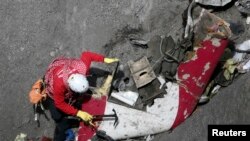 ARSIP - Petugas SAR Perancis memeriksa sisa puing Germanwings, dekat Seyne-les-Alpes, Alpen Perancis
