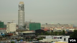 រូបឯកសារ៖ សំណង់​​អគារ​ខ្ពស់ៗ​ ​ក្នុង​ខណ្ឌ​ចម្ការមន​ រាជធានី​ភ្នំពេញ​​ នៅ​​ខែឧសភា​ ឆ្នាំ២០១៨។ ​(អូន ឆេងប៉រ/VOA) 
