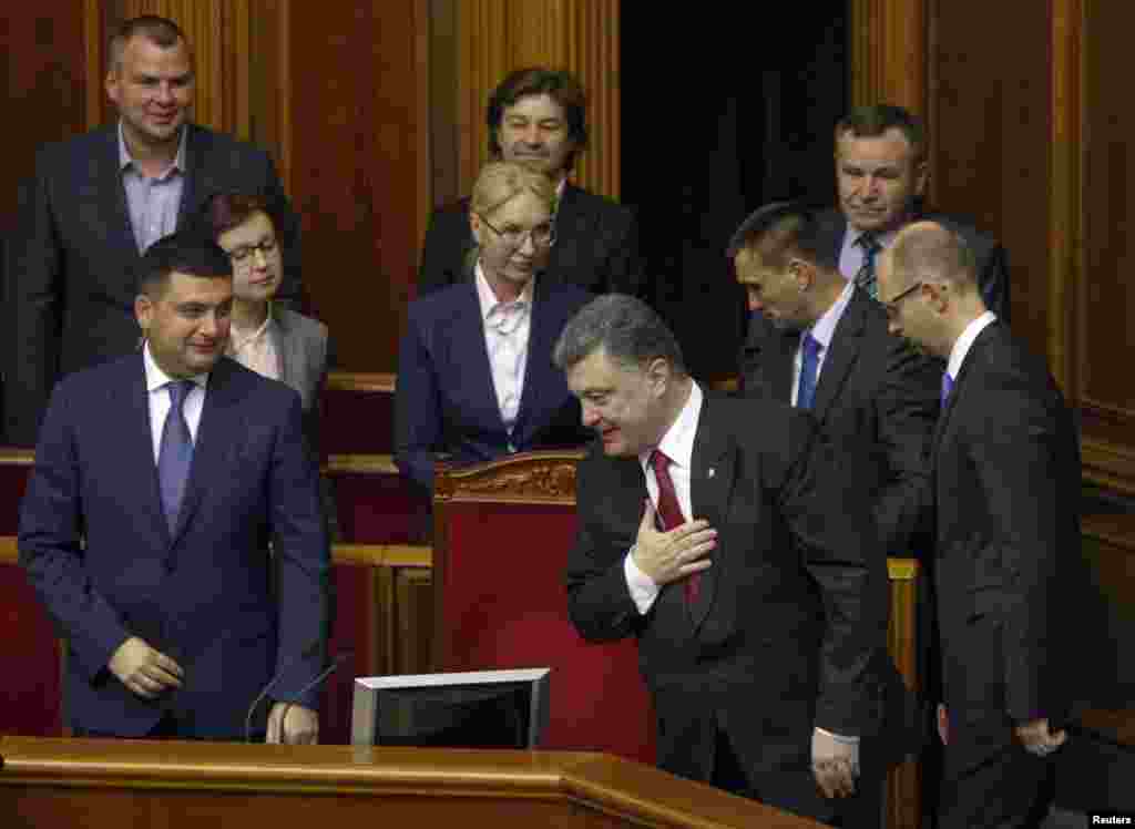 Prezident Petro Poroshenko hujjat ma'qullanishi ketidan deputatlarga tashakkur bildirayapti.