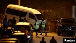 Polisi tiba di kediaman mantan Perdana Menteri Malaysia Najib Razak di Kuala Lumpur, Malaysia, 16 Mei 2018. 