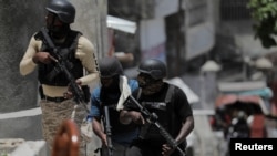 La policía trata de proteger a los residentes que huyen después de que las pandillas tomaron el vecindario Carrefour Feuilles, en Puerto Príncipe, la capital de Haití, el 15 de agosto de 2023.