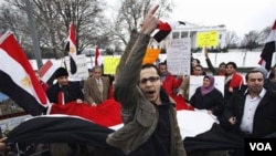 Para demonstran di Washington DC unjuk rasa di depan Gedung Putih untuk mendukung rakyat Mesir, Sabtu (29/1).