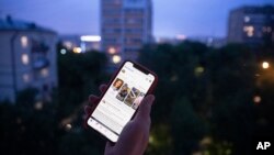 Дезинформациите и лажните вести најчесто потекнуваат од портали основани со конкретна цел и финансирани од одредени центри за моќ, кои понатаму се шират со брзина на светлината преку најразлични сајбер тролови и Фејсбук страници со илјадници следбеници

