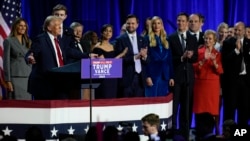 El candidato presidencial republicano y expresidente Donald Trump habla en una fiesta para observar la noche de las elecciones, el miércoles 6 de noviembre de 2024, en West Palm Beach, Florida. (Foto AP/Julia Demaree Nikhinson)
