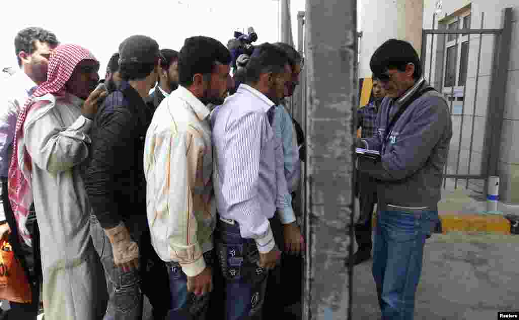 Syrians wait to cross back into Syria at the Turkish Cilvegozu border crossing in Reyhanli, Hatay province, May 14, 2013.