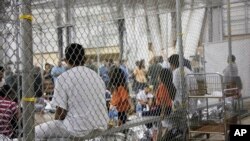 Foto dari Dinas Perlindungan Perbatasan dan Bea Cukai AS menunjukkan orang-orang yang ditahan karena memasuki wilayah AS secara ilegal, pada di fasilitas penahanan McAllen, Texas, 17 Juni 2018.