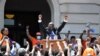 El abogado Benjamin Crump ofrece un discurso durante una protesta frente al Capitolio estatal de Kentucky en Frankfort, Kentucky, el jueves 25 de junio de 2020, para exigir justicia para la afroestadounidense Breonna Taylor.