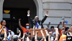 El abogado Benjamin Crump ofrece un discurso durante una protesta frente al Capitolio estatal de Kentucky en Frankfort, Kentucky, el jueves 25 de junio de 2020, para exigir justicia para la afroestadounidense Breonna Taylor.