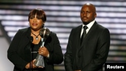 La fille de Nelson Mandela, Zindzi Mandela, et son petit-fils, Zondwa Mandela, acceptent le prix Arthur Ashe Courage Award sur Mandela lors des ESPY Awards 2009 à Los Angeles, le 15 juillet 2009.