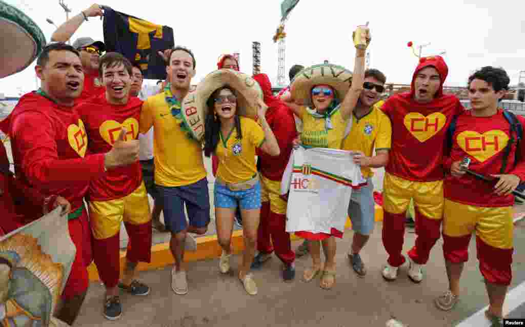 Braziliya va Meksika muxlislari o'zaro o'yin oldidan birga, Fortaleza, Braziliya, 17-iyun, 2014-yil.