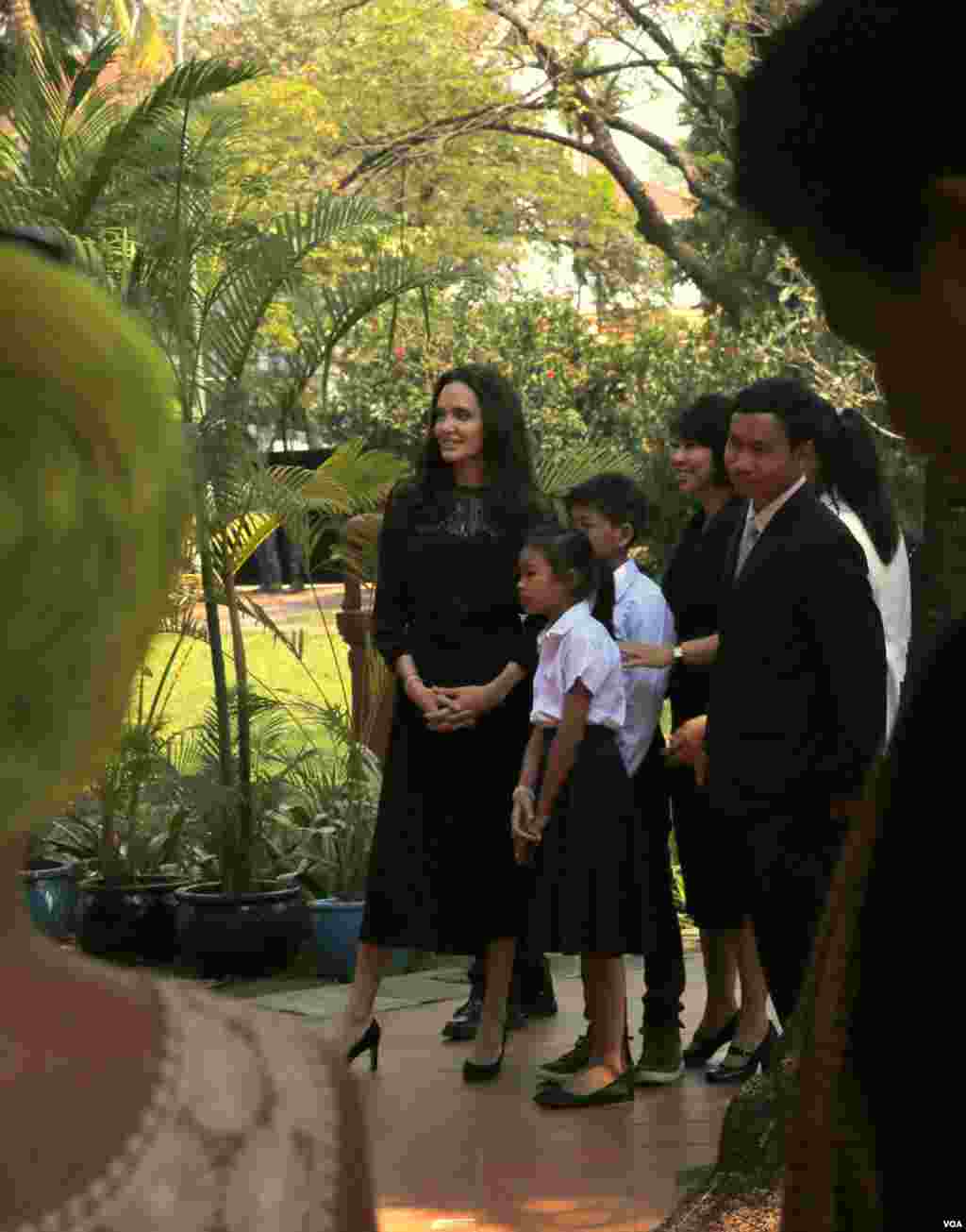 Actress and filmmaker Angelina Jolie (left) joint by two young actors and Loung Ung at the press conference about "First They Killed My Father" film in Siem Reap, Cambodia, February 18, 2017. (Kann Vicheika/VOA Khmer) 